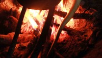 setelah di potong, labu kemudian di bakar untuk memudahkan proses pengosongan isi labu. Setelah itu labu di jemur selama sehari sebelum siap untuk digunakan.
