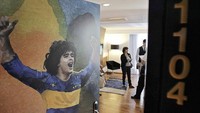 Kamar dengan gambar Diego maradona di pintu masuknya (dailymail.co.uk)