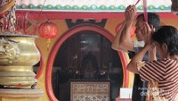 Etnis Tionghoa yang sedang bersembahyang