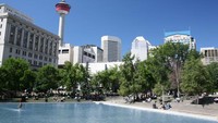 Olympic Plaza dan tampak Calgary Tower (sumber: visitcalgary.com)