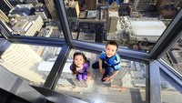 Lantai transparan di Calgary Tower (sumber: visitcalgary.com)