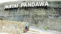 Tulisan PANTAI PANDAWA ini menjadi salah satu spot favorit untuk ber foto.