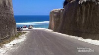 Pantai Pandawa diantara tinggi nya tebing-tebing batu.