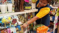 Salah satu pedangang menunjuk ramuan sihir (Sumber: bestourism.com)