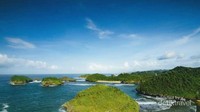 Lokasinya ada di samping Pantai Watukarang
