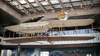 Wright 1903 Flyer yang terpajang di langit-langit salah satu sudut  National Air and Space Museum (belenjesuit.org)