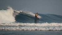 Salah satu surfer yang sedang menaklukan ombak Tanjung Setia (khairilwalid.blogspot.com)