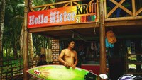 Salah satu tempat penyewaan peralatan surfing di Pantai Tanjung Setia (Titisari Raharjo/dTraveler)