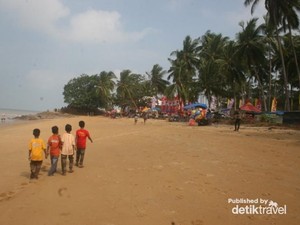 Ini Dia Satu-satunya Pantai Berpasir Kuning di Pulau Bangka