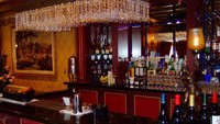 Jejeran gelas dan botol sampanye yang tertata di atas meja bar Club 33 (Sumber: www.yi-ren.net)