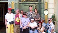 Wisatawan yang sedang berfoto di depan pintu masuk Club 33 (Sumber: wingsoffaith.org)