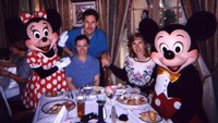 Serunya makan ditemani Mickey dan Minnie Mouse di Club 33 (Sumber: bobbipeters.50megs.com)