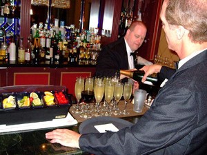 Ini Dia Satu-satunya Tempat Minum Alkohol di Disneyland