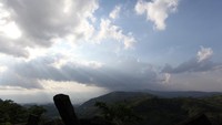 Mentari pagi menambah indah Gunung Padang (Rengga Sencaya/detikFoto)