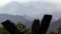 Gunung Padang dikelilingi perbukitan indah (Rengga Sencaya/detikFoto)