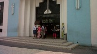 Rombongan turis di pintu masuk Central Market.