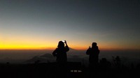 Menunggu Sunrise di tengah dinginnya udara Silancur Highland, wajib dicoba!