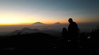 Melihat sunrise di Silancur Highland tidak kalah dengan spot sunrise di gunung loh.