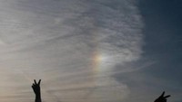 Foto siluet jadi alternatif saat sunrise tiba, hasilnya tidak kalah cantik.