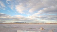 Genangan air garam Salar de Uyuni (sumber: inspiringtravellers.com)