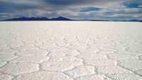 Permukaan Salar de Uyuni (sumber: inspiringtravellers.com)