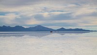 Salar de Uyuni (sumber: inspiringtravellers.com)