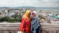 tampak pantai dan perkotaan dari puncak bukit