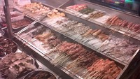 Fresh Barbeque di Jalan Alor, hanya tersedia ketika malam tiba. Menu ini 100% halal