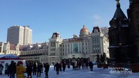 Golden Sun Shopping Plaza di samping Sophia Cathedral