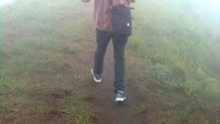 Puncak dikelilingi kabut