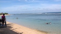 Birunya air laut dan putihnya pasir pantai