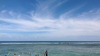 Perahu nelayan sedang membawa wisatawan lokal berlayar