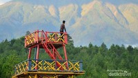 Salah satu spot foto yang disuguhkan pemandangan langsung menghadap ke gunung merbabu