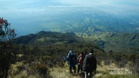 Turun melalui jalur Lawang