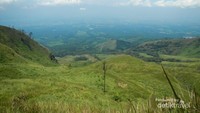 Melewati sabana di jalur Lawang