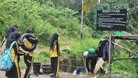 Pelajar yang ini bermain water flowing