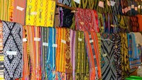 Harga satu buah kain tenun sangat beragam. Umumnya harga satu buah kain tenun berkisar antara 600 ribu hingga satu juta rupiah.