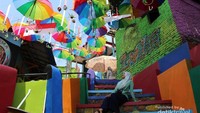 Payung aneka warna menghiasi salah satu bagian kampung