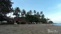 Pemandangan selatan Pantai Senggigi.