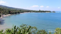 Nah, ini dia Pantai Senggigi dari ketinggian.
