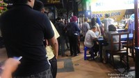 Antrian pembeli pecel mbok sador yang mengular
