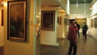 Koleksi lukisan di dalam museum
