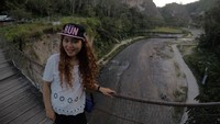 Terdapat Aliran Sungai di tengah Ngarai Sianok
