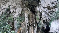 jembatan kayu memasuki gua