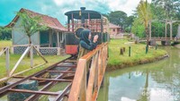 Replika stasiun kereta api beserta lokomotif dan juga sungai