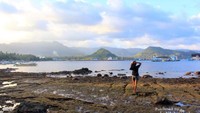 Berfoto dengan latar pantai