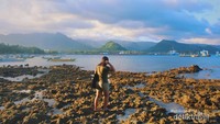 Apalagi isi pose unik dengan latar Pantai Amuk