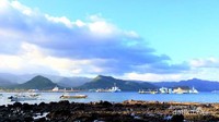 Deretan bukit-bukit cantik menambah pesona Pantai Labuhan Amuk