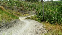 Turunan menuju Pantai Legon Pari