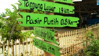 Papan penunjuk jalan di Desa Sawarna
